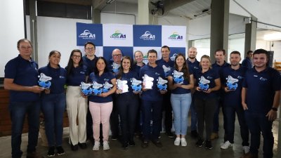 LEITE EM DESTAQUE: Produtores s&atilde;o reconhecidos por seus esfor&ccedil;os  