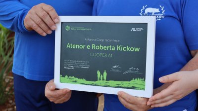 M&aacute;rcia, Atenor e Roberta, mostram com orgulho a placa de reconhecimento recebida da Aurora Coop