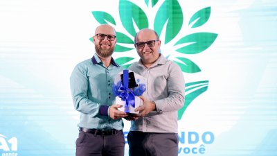 Juliano Lorini vendedor externo, homenageado por seus 15 anos de cooperativa