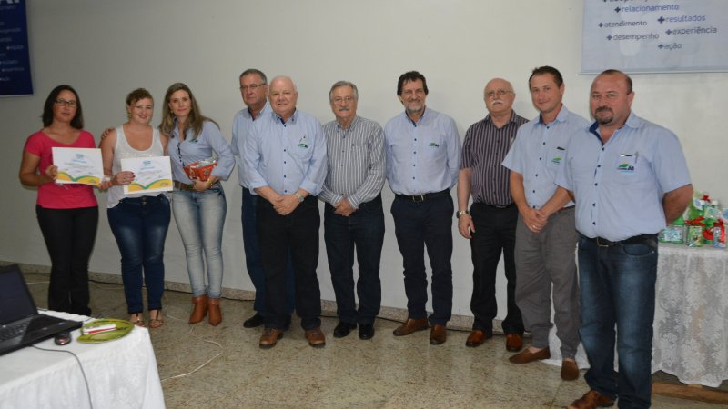 PROFISSIONALIZAÇÃO DO CAMPO Cooper A1 forma 202 famílias no Programa Escola A1 do Leite