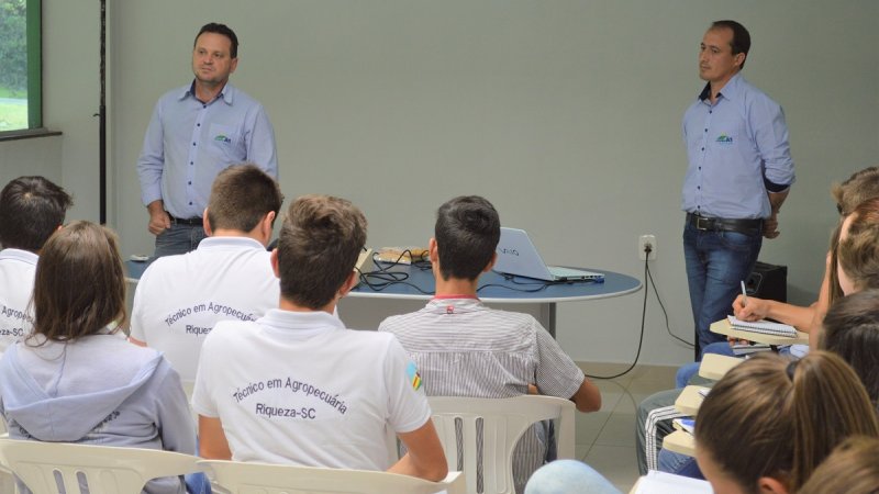 NUTRI A1: Fábrica de Palmitos recebe estudantes do curso técnico em agropecuária