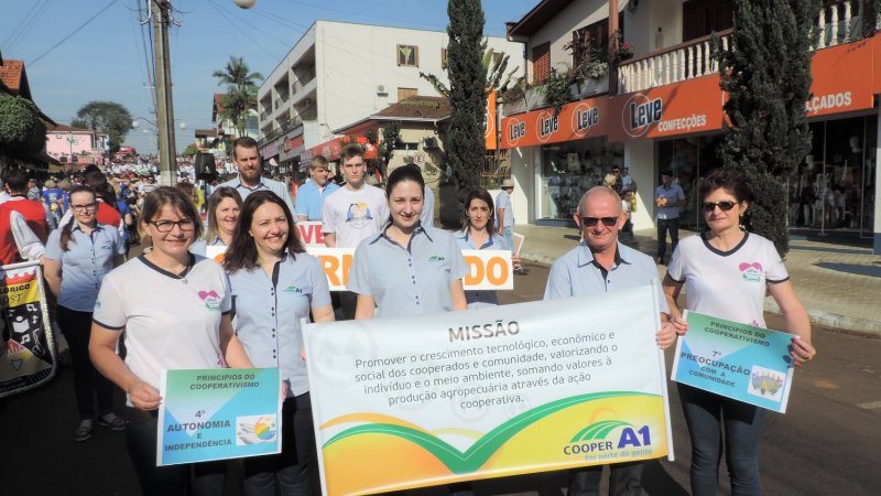 COOPERAÇÃO: Unidade da Cooper A1 representou o cooperativismo no desfile de 7 de Setembro
