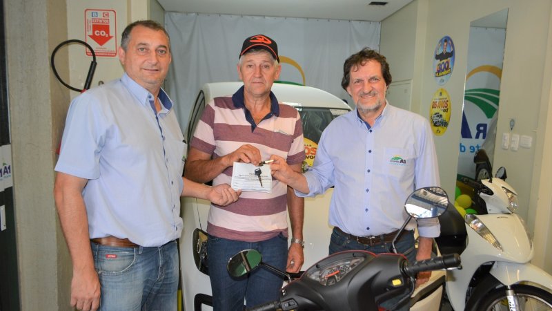 PROMOÇÃO 300 MIL EM PRÊMIOS COOPER A1: Ganhador de novembro retira sua moto Honda Biz 0 Km