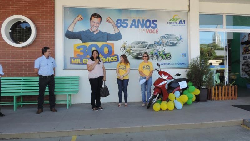 PROMOÇÃO 300 MIL EM PRÊMIOS: mais uma moto 0 Km é entregue oficialmente