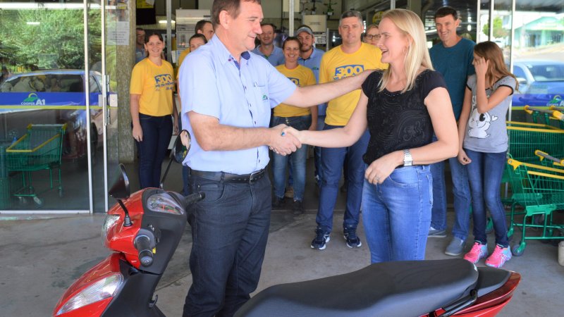 PROMOÇÃO 300 MIL EM PRÊMIOS: Cooper A1 entrega terceira moto da promoção em Tunápolis, SC