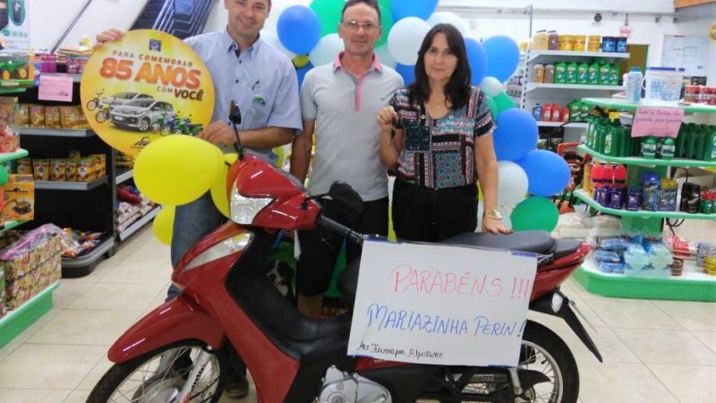 PROMOÇÃO 300 MIL EM PRÊMIOS: ganhadora da moto sorteada em março, retirou seu prêmio