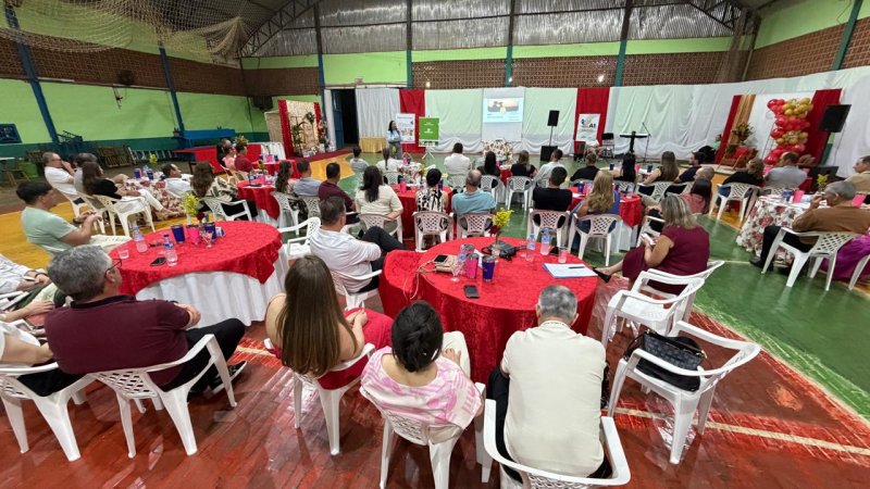 CASAIS A1 EM SANTA HELENA, TUN&Aacute;POLIS E BELMONTE: Cooperados fortalecem a uni&atilde;o no tradicional Luau 