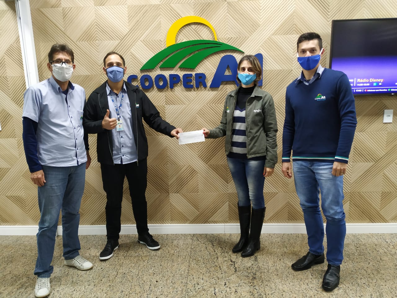 GRUPO DE VOLUNTÁRIOS DE PALMITOS FAZ DOAÇÃO DE 5 MIL REAIS AO NÚCLEO DE PROFISSIONAIS AMIGOS DOS IDOSOS